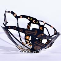 Eclosion III 2024 Acier soudé peint - Hauteur : 19 cm Diamètre : 29 cm - Pièce unique