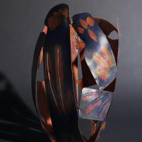 Fleur pour ma Muse I  2024 Acier soudé peint et patiné - Hauteur : 42 cm - Diamètre : 24 cm